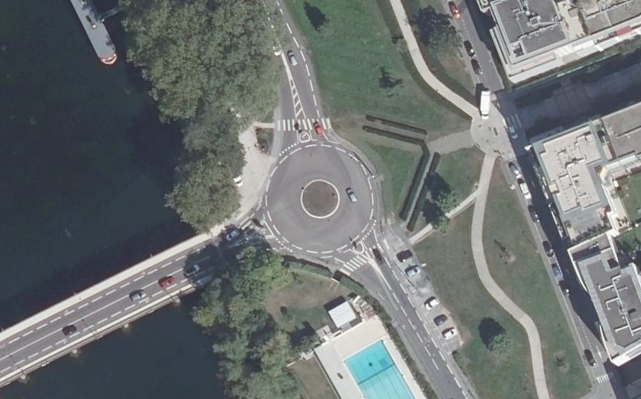 Vue aérienne du Rond-point anonyme n°454636394