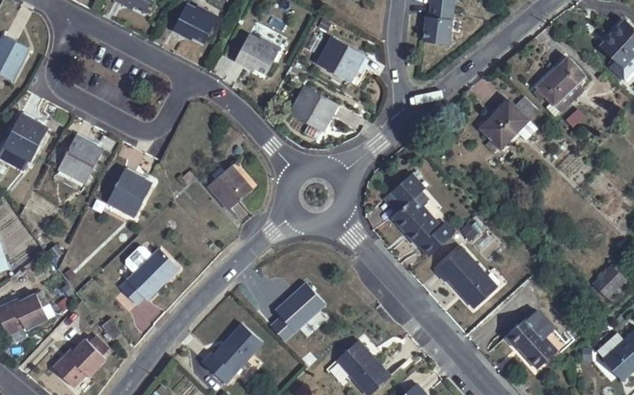 Vue aérienne du Rond-point anonyme n°454647628