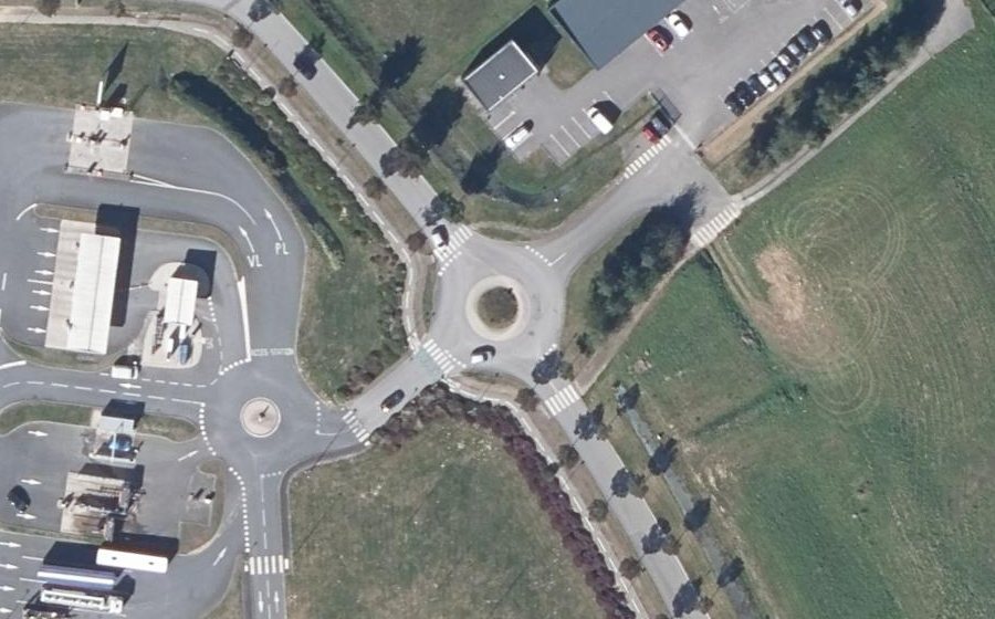 Vue aérienne du Rond-point anonyme n°454767661