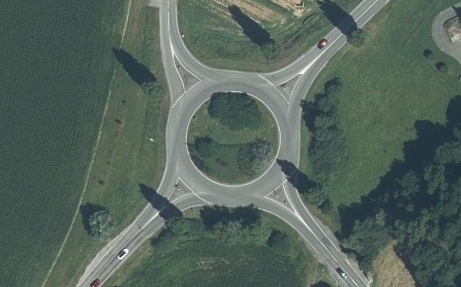 Vue aérienne du Rond-point anonyme n°45479919