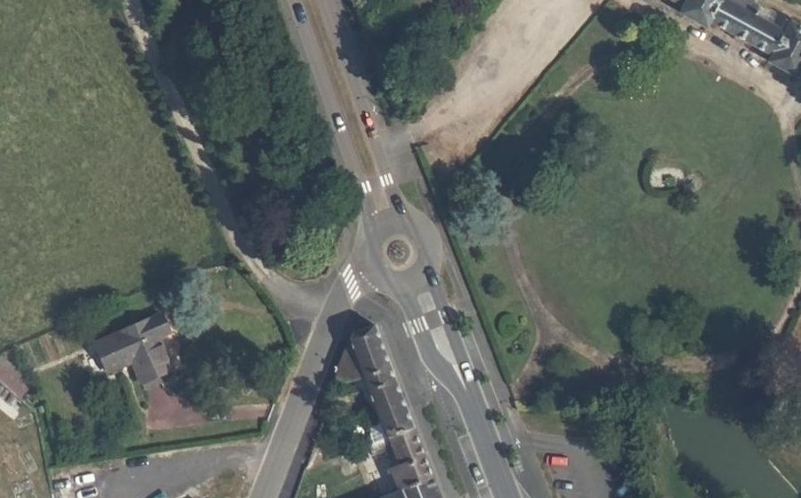 Vue aérienne du Rond-point anonyme n°45481763