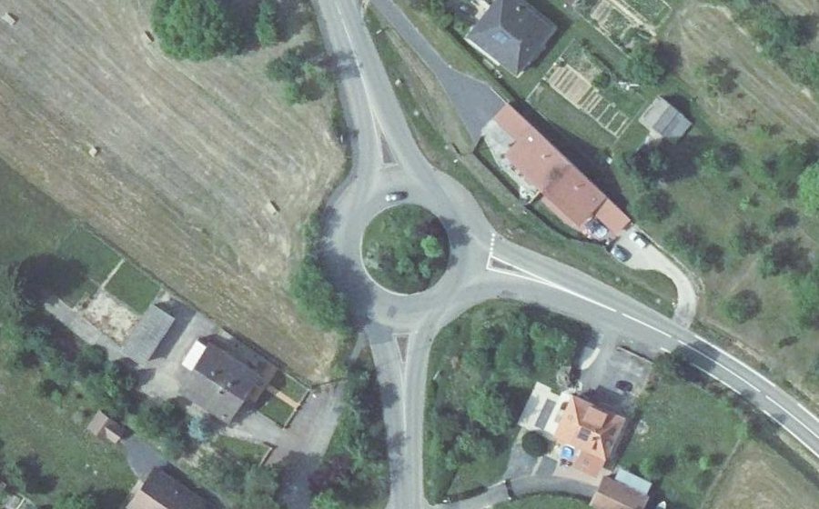 Vue aérienne du Rond-point anonyme n°45485946