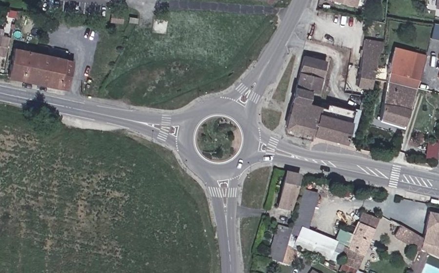 Vue aérienne du Rond-point anonyme n°454912142