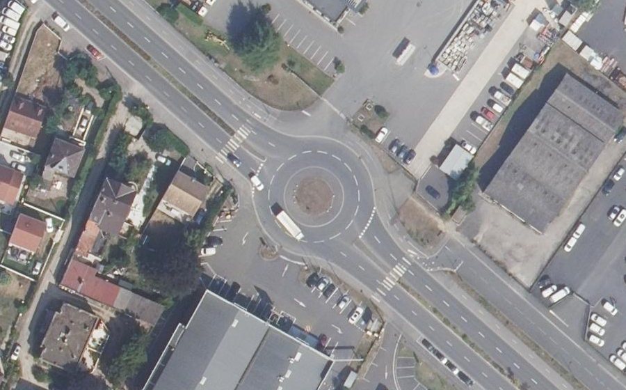 Vue aérienne du Rond-point anonyme n°454984076