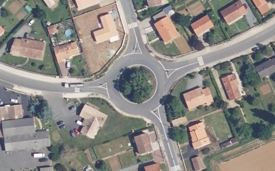 Vue aérienne du Rond-point anonyme n°45501192