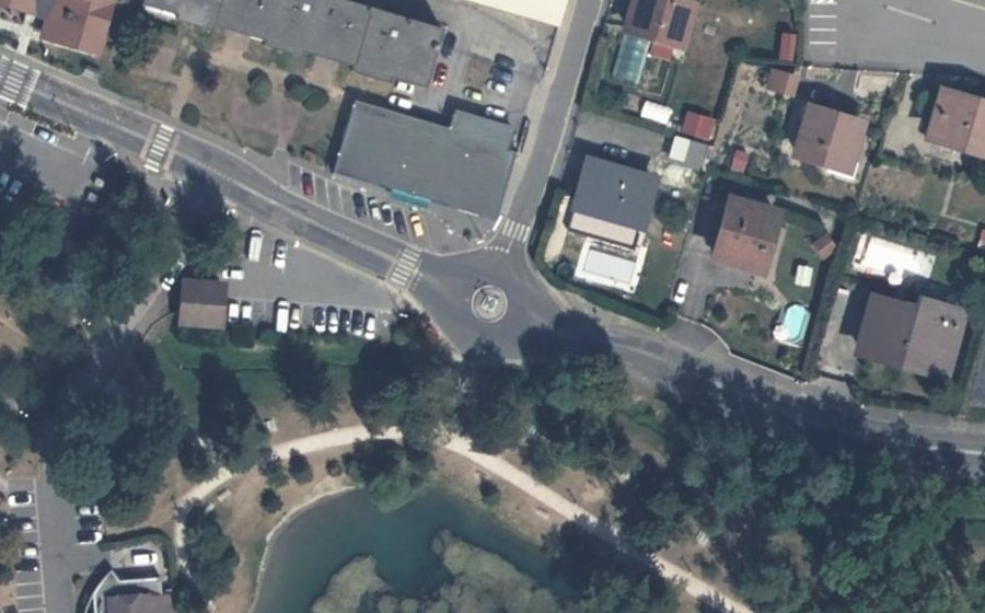 Vue aérienne du Rond-point anonyme n°45512557