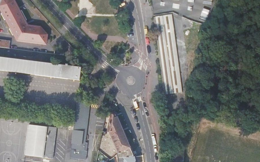 Vue aérienne du Rond-point anonyme n°455386122