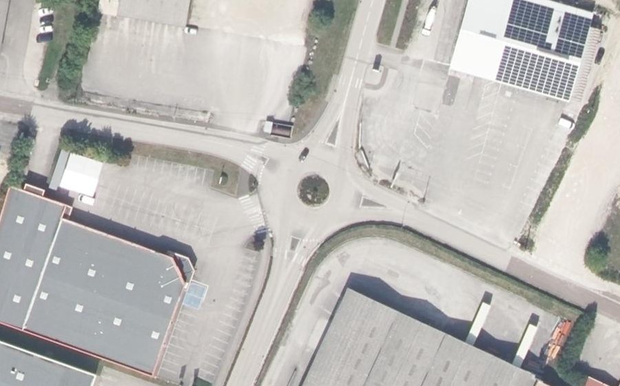 Vue aérienne du Rond-point anonyme n°455498067