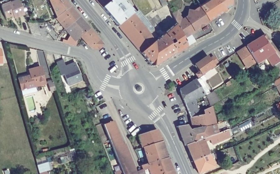 Vue aérienne du Rond-point anonyme n°455525394