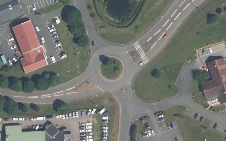 Vue aérienne du Rond-point anonyme n°45555104