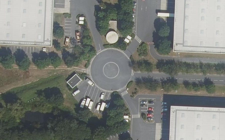 Vue aérienne du Rond-point anonyme n°455669582