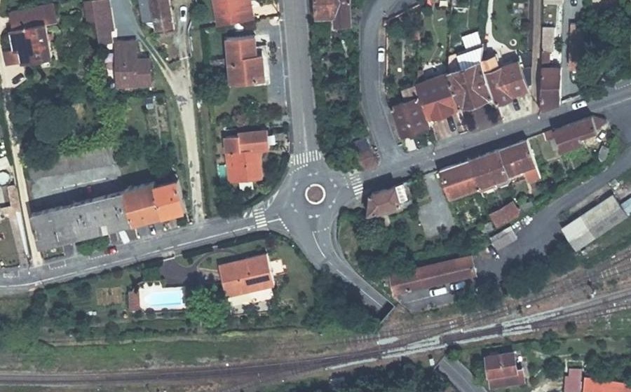 Vue aérienne du Rond-point anonyme n°45572462