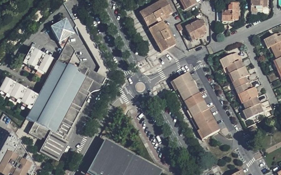Vue aérienne du Rond-point anonyme n°455844826