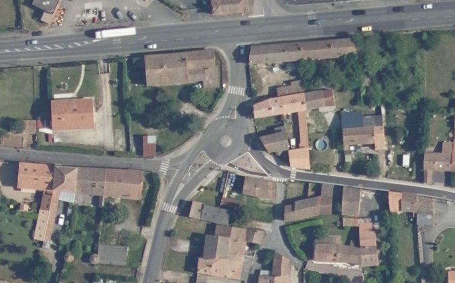 Vue aérienne du Rond-point anonyme n°45590842