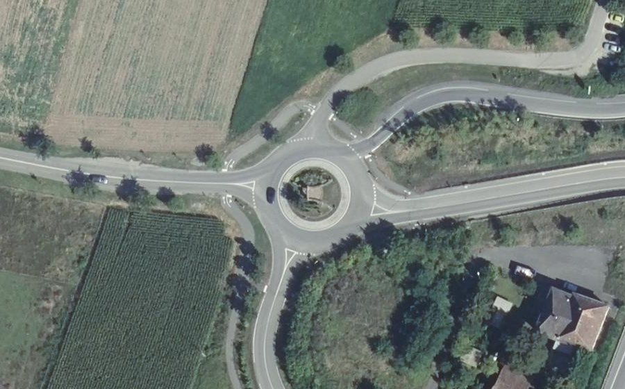 Vue aérienne du Rond-point anonyme n°455953033