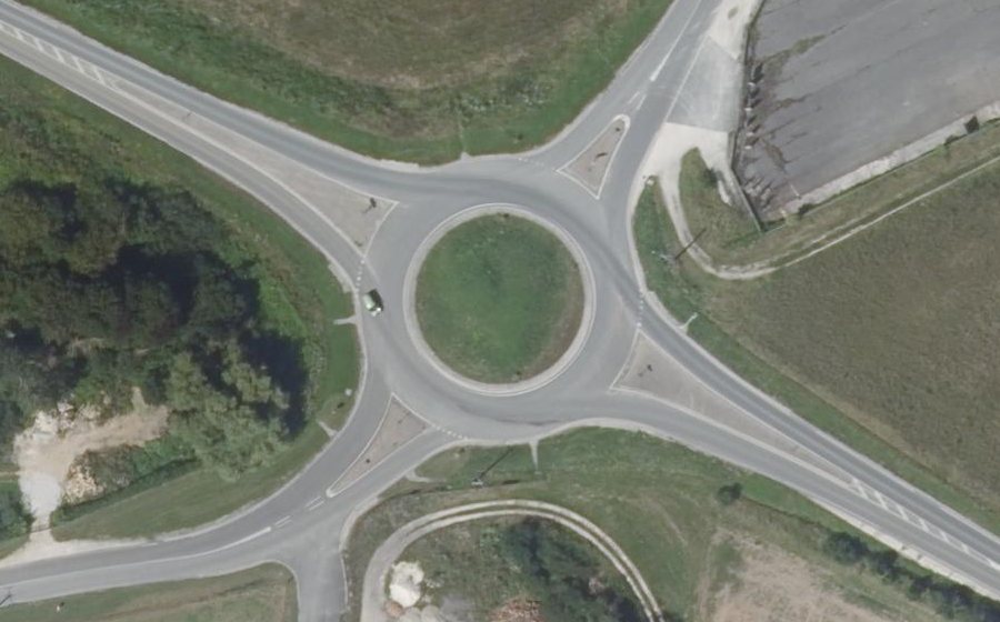 Vue aérienne du Rond-point anonyme n°456243827