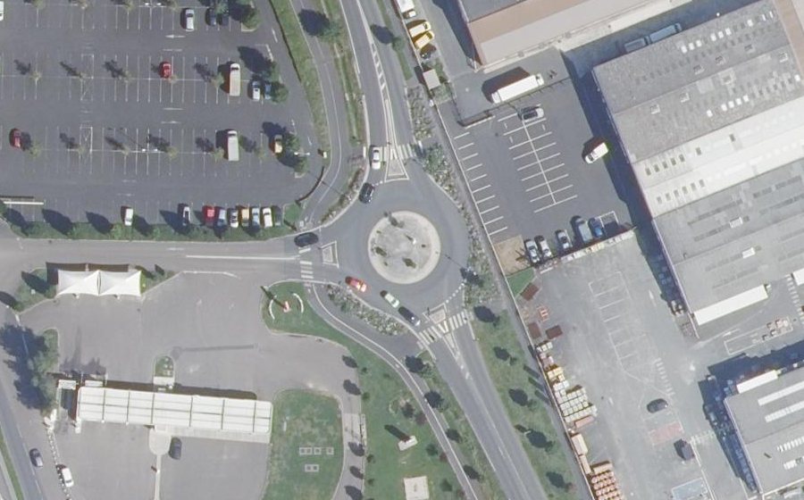 Vue aérienne du Rond-point anonyme n°456250407