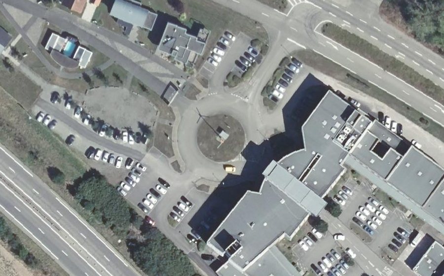 Vue aérienne du Rond-point anonyme n°456259602
