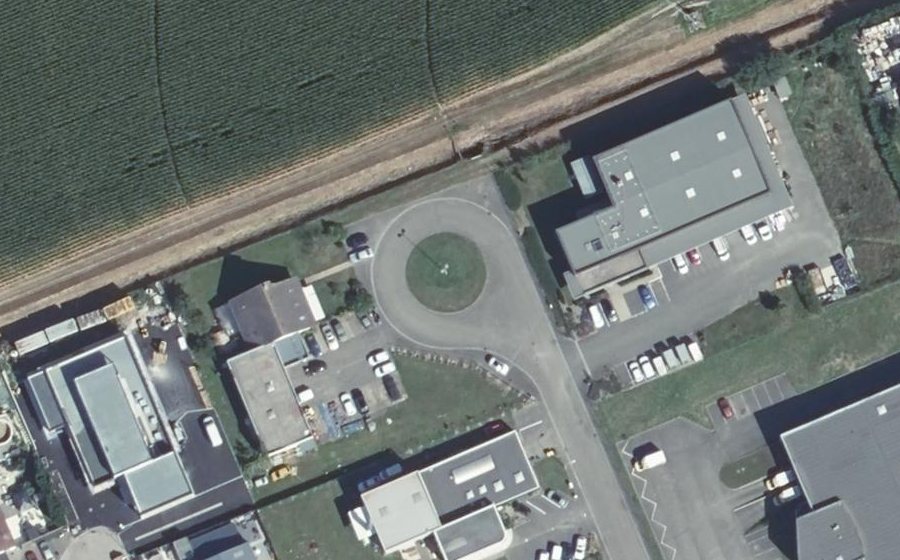 Vue aérienne du Rond-point anonyme n°456365056