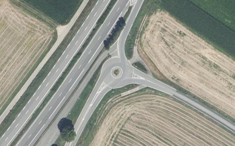 Vue aérienne du Rond-point anonyme n°45651813