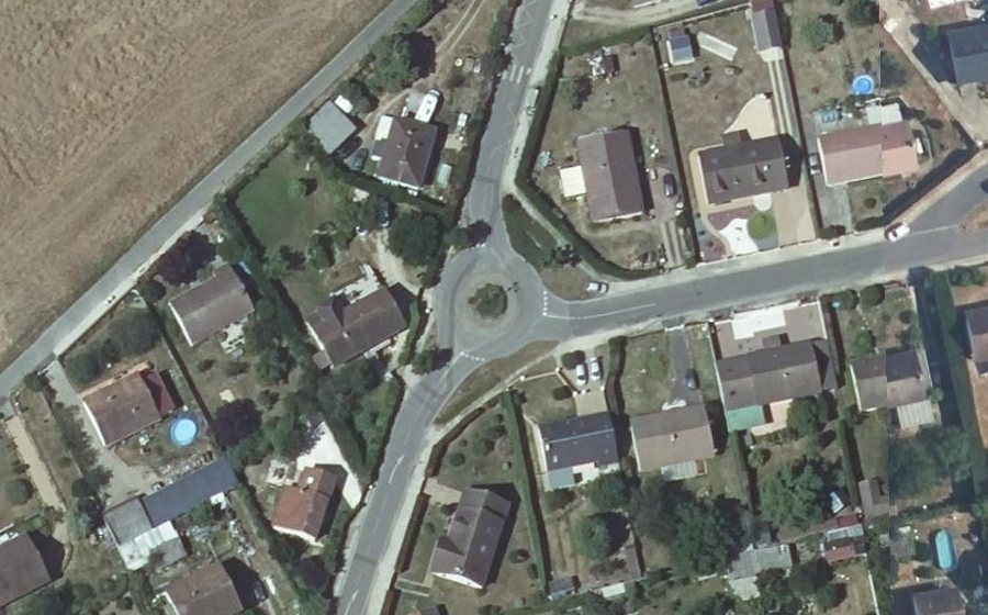 Vue aérienne du Rond-point anonyme n°456621154