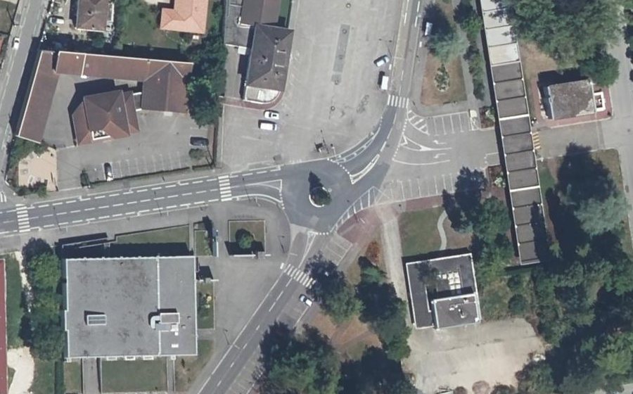 Vue aérienne du Rond-point anonyme n°45666208