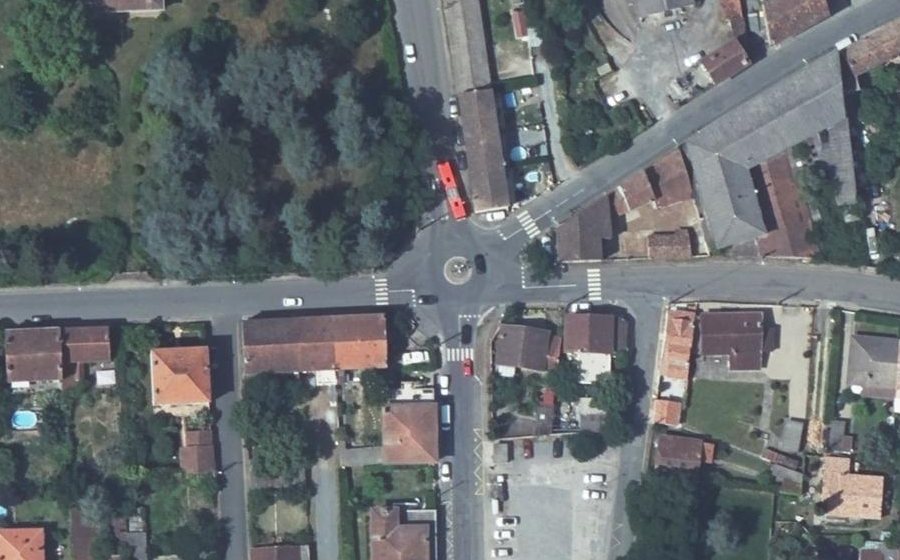 Vue aérienne du Rond-point anonyme n°45672636