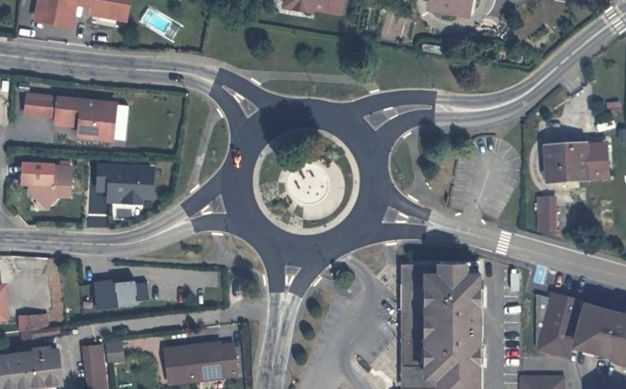 Vue aérienne du Rond-point anonyme n°45672656