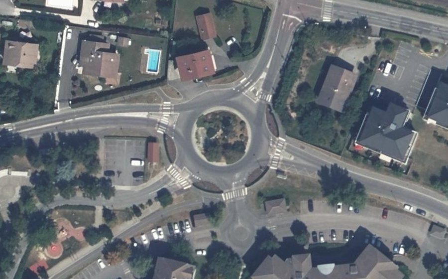 Vue aérienne du Rond-point anonyme n°45672660