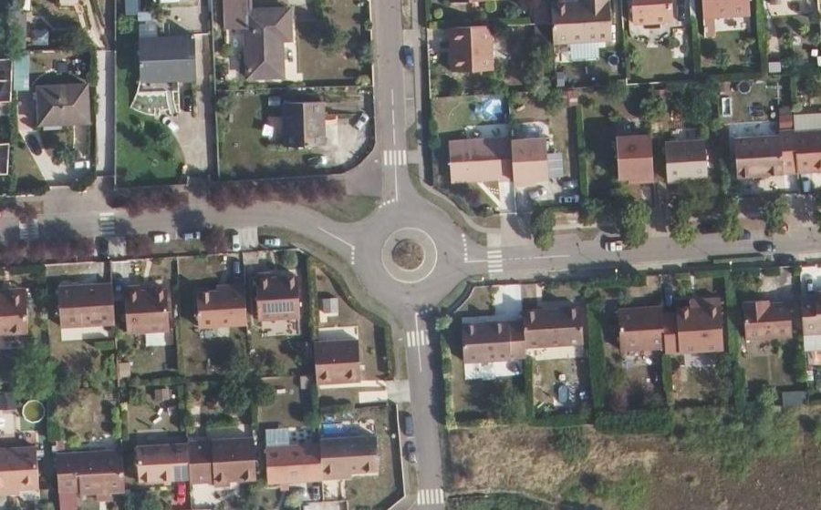 Vue aérienne du Rond-point anonyme n°45682782
