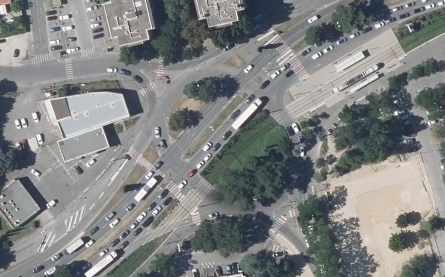 Vue aérienne du Rond-point anonyme n°456870043