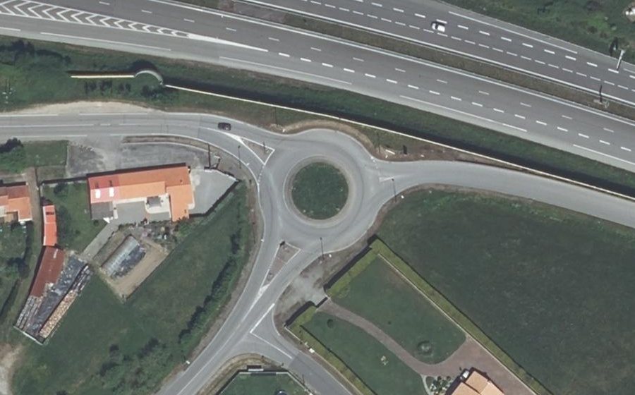 Vue aérienne du Rond-point anonyme n°45689580