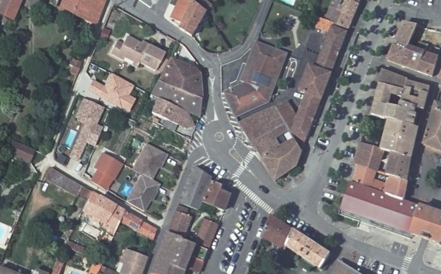 Vue aérienne du Rond-point anonyme n°456961207