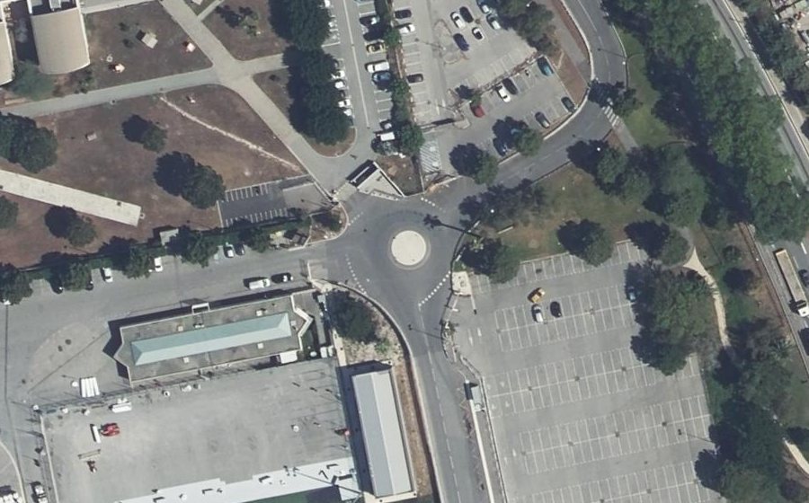 Vue aérienne du Rond-point anonyme n°45696290