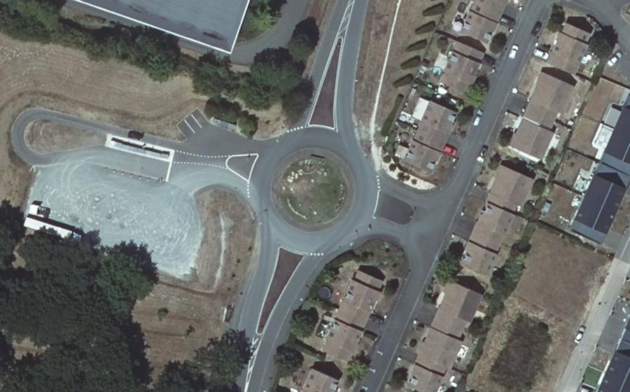 Vue aérienne du Rond-point anonyme n°45738644