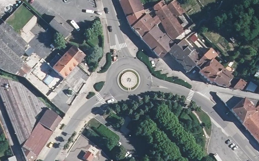 Vue aérienne du Rond-point anonyme n°45740890