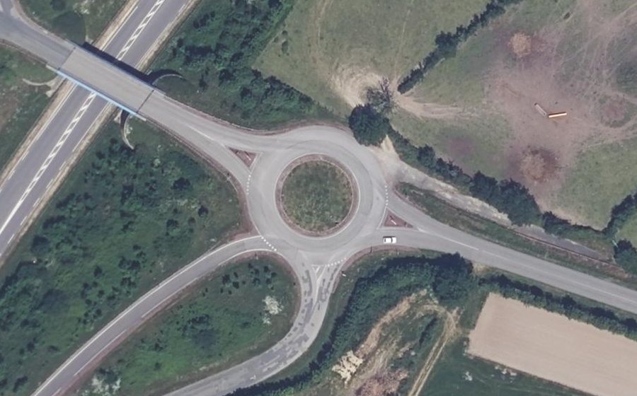 Vue aérienne du Rond-point anonyme n°45769511