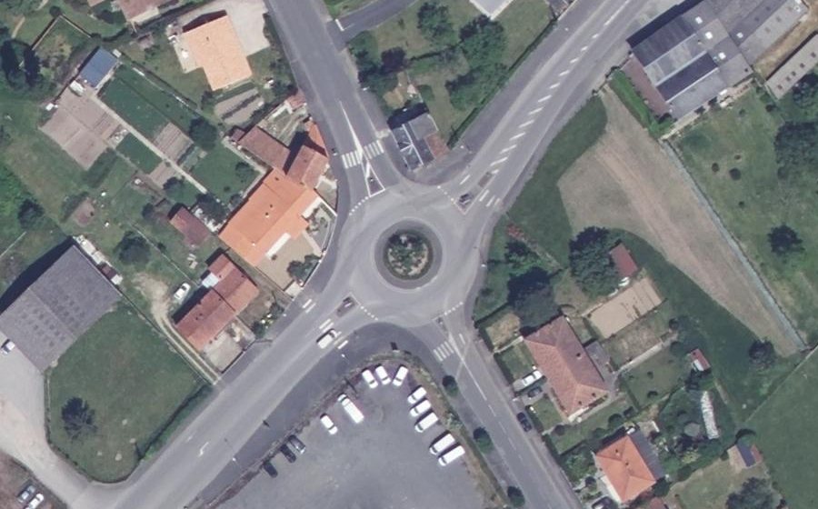 Vue aérienne du Rond-point anonyme n°45769527