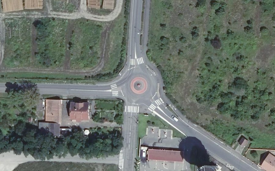 Vue aérienne du Rond-point anonyme n°45777809