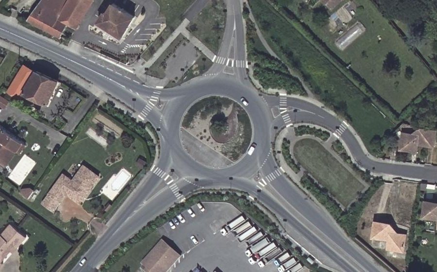 Vue aérienne du Rond-point anonyme n°457895184