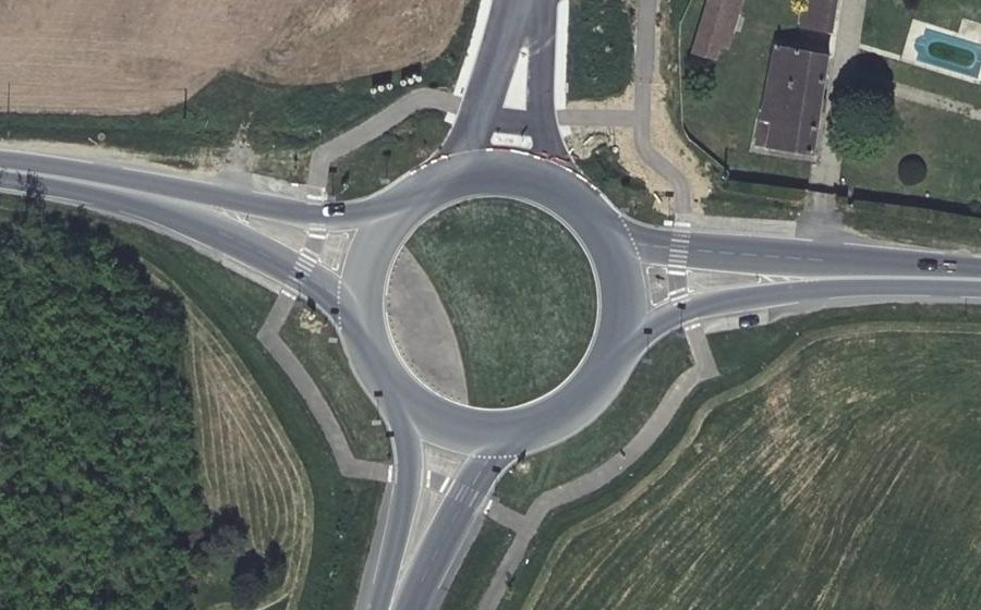 Vue aérienne du Rond-point anonyme n°457895196