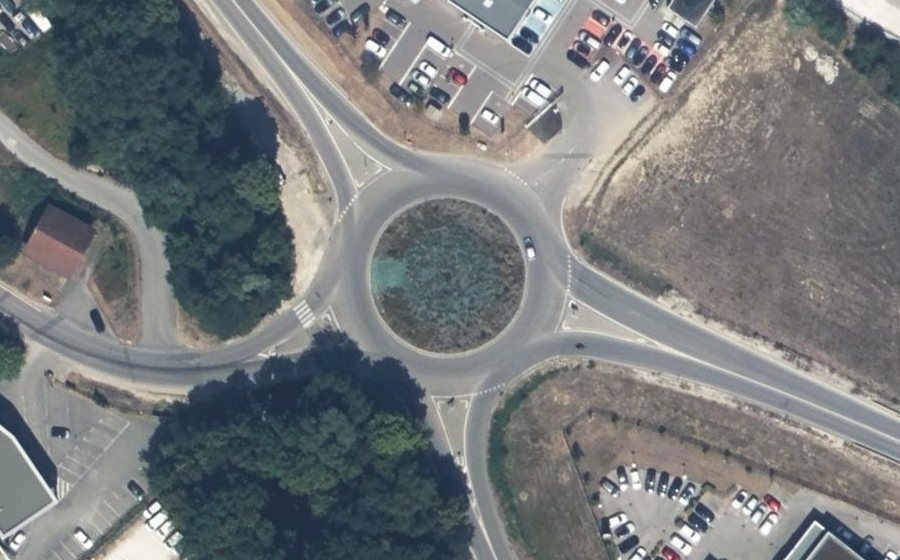 Vue aérienne du Rond-point anonyme n°457908570