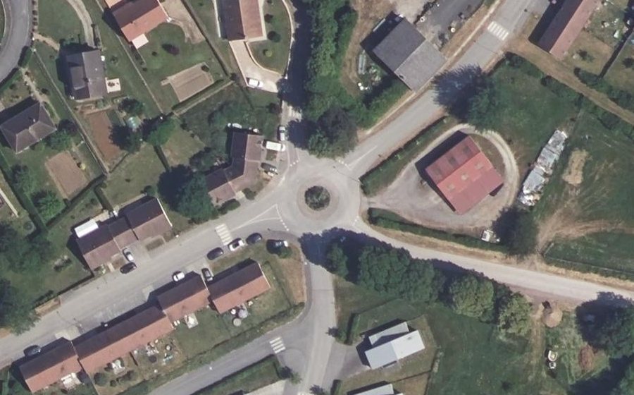Vue aérienne du Rond-point anonyme n°457924020