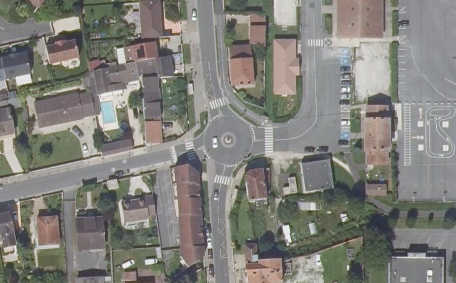 Vue aérienne du Rond-point anonyme n°458046301