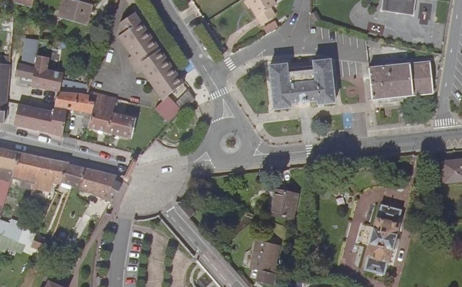 Vue aérienne du Rond-point anonyme n°458046310