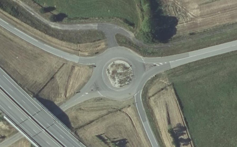 Vue aérienne du Rond-point anonyme n°458111092