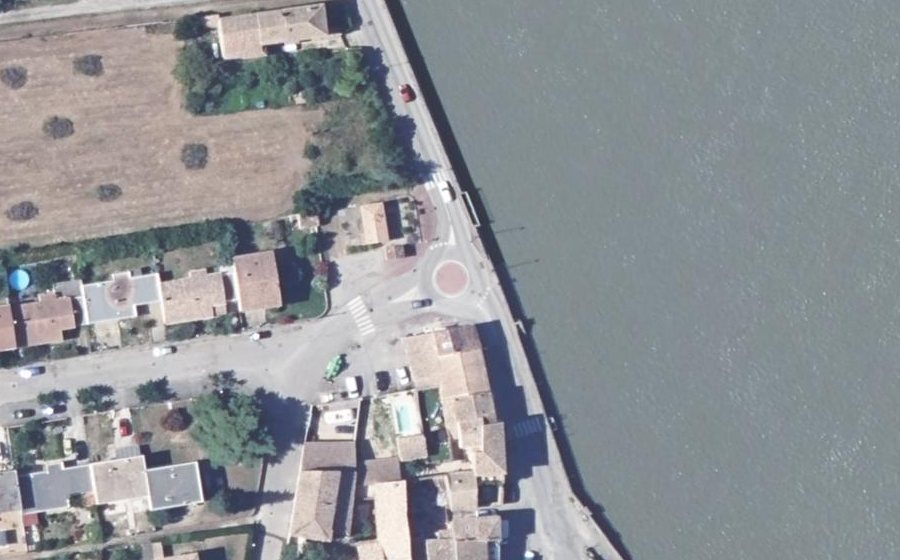 Vue aérienne du Rond-point anonyme n°45831398