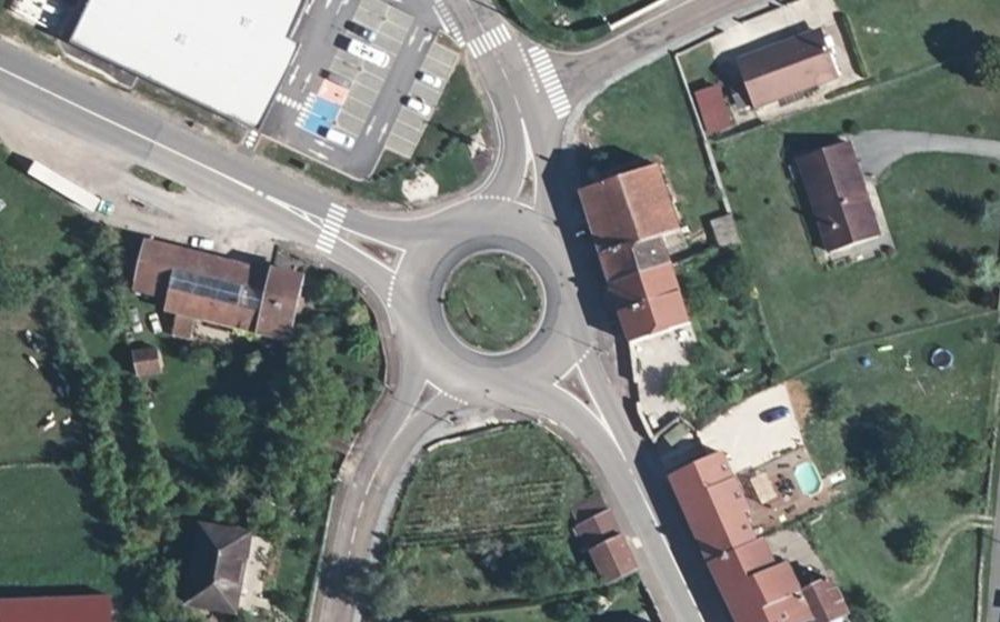 Vue aérienne du Rond-point anonyme n°45833168
