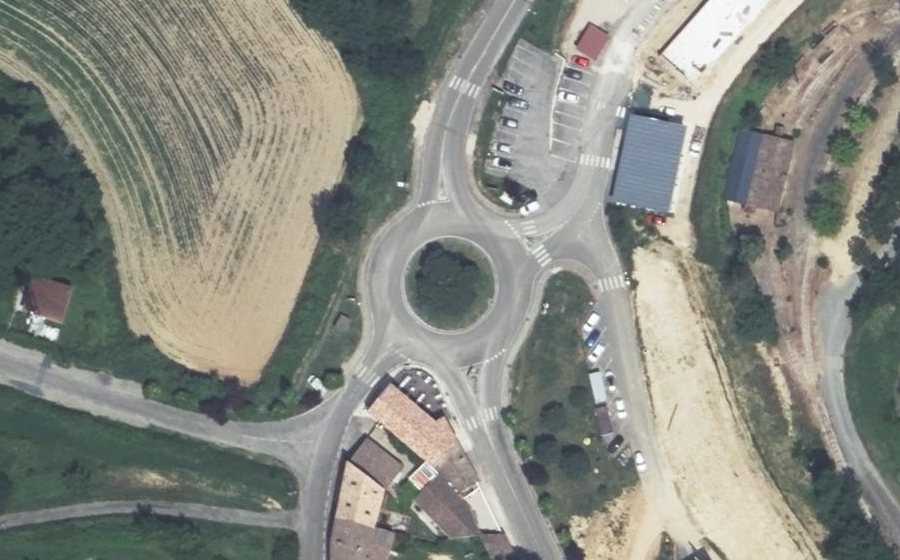 Vue aérienne du Rond-point anonyme n°45834612