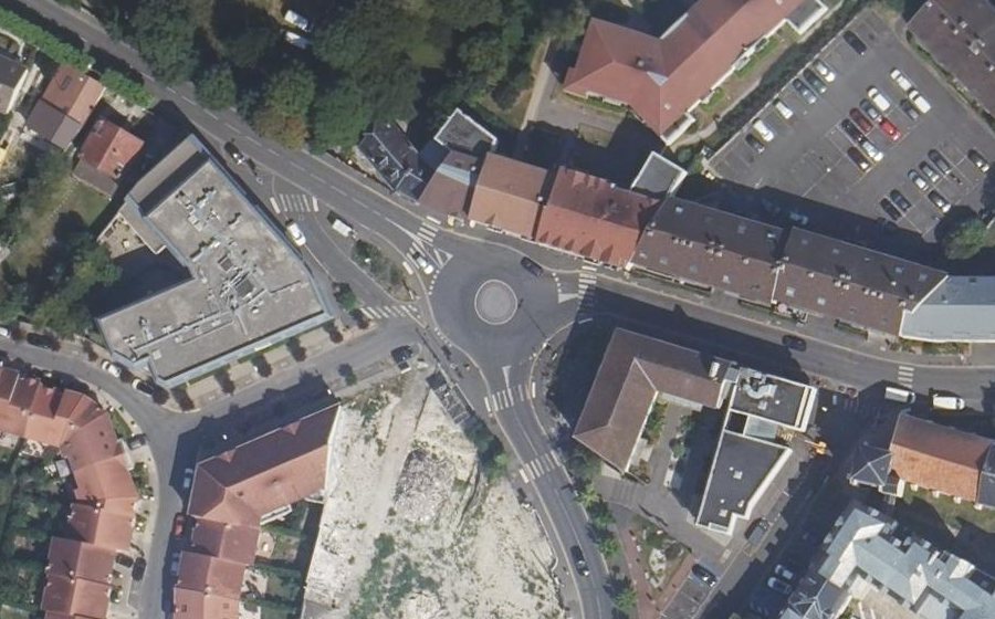 Vue aérienne du Rond-point anonyme n°45838983